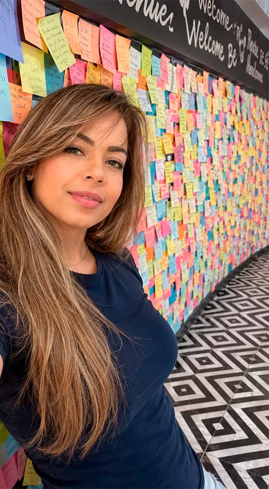Foto fundadora frente a pared de post-its